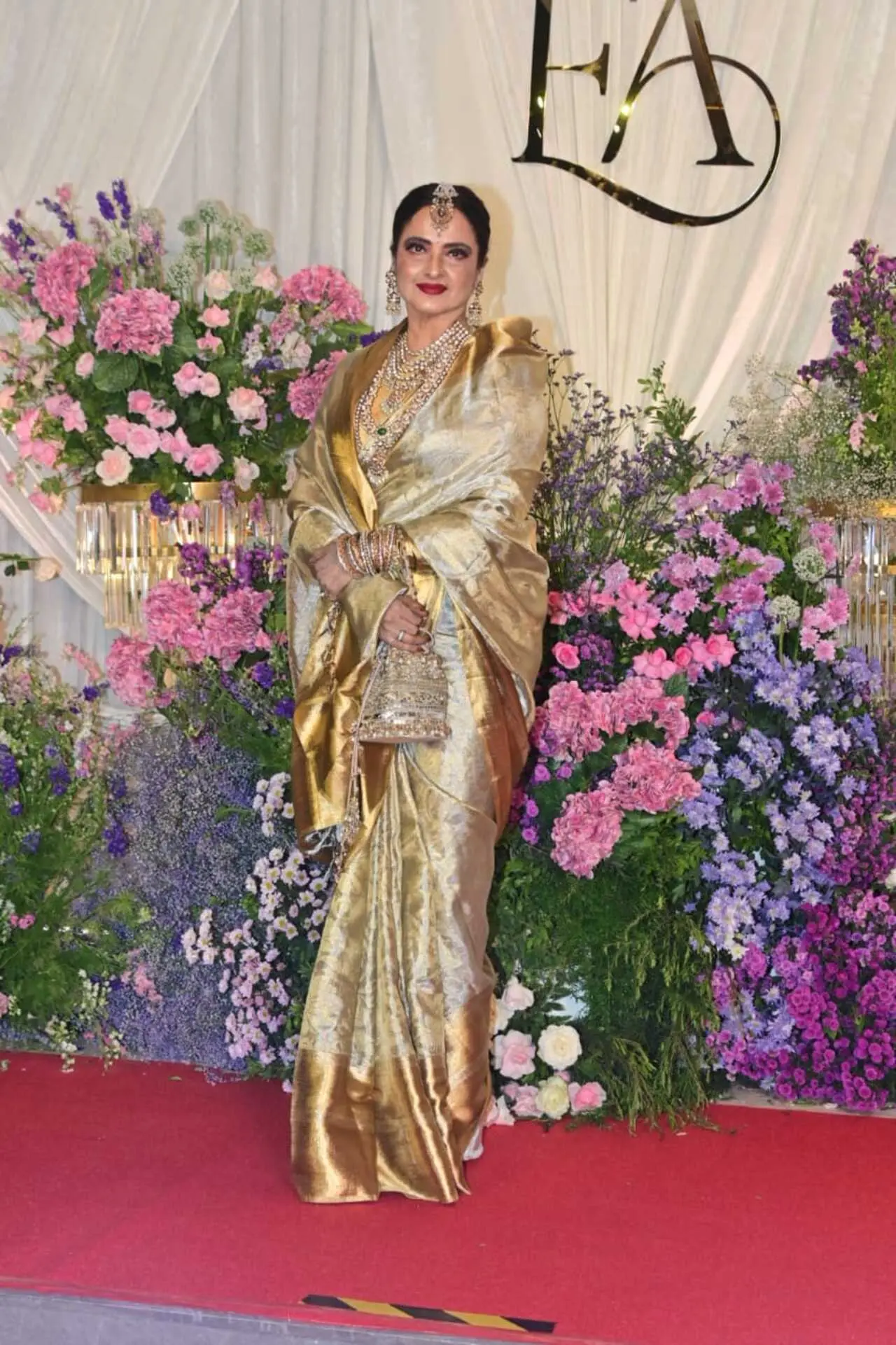 <p><span class="hover:entity-accent entity-underline inline cursor-pointer align-baseline"><span class="whitespace-normal">Rekha</span></span> exuded timeless elegance in a classic Kanjeevaram saree. The veteran actor elevated her regal look with heavy traditional jewellery, including a striking maang tikka, layered necklaces, and statement earrings.</p>